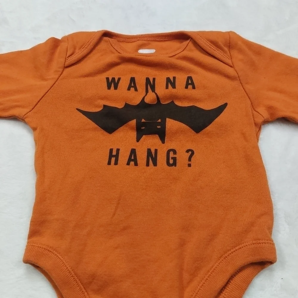 OLD NAVY ORANGE HALLOWEEN BAT WANNA HANG GENDER NEUTRAL BODYSUIT SIZE 3-6 MONTH
